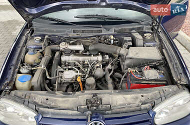 Хэтчбек Volkswagen Golf 2000 в 