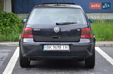 Хэтчбек Volkswagen Golf 2001 в 
