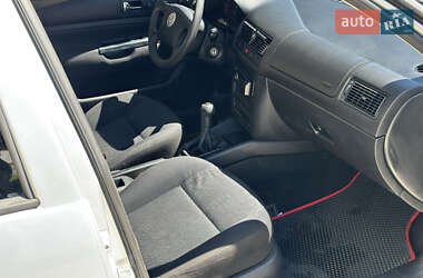 Хетчбек Volkswagen Golf 2003 в 