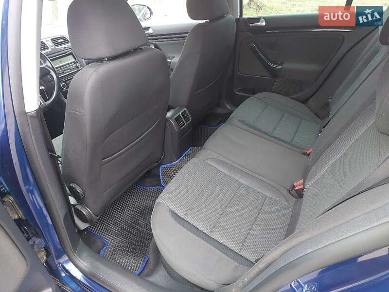 Универсал Volkswagen Golf 2010 в Хотине