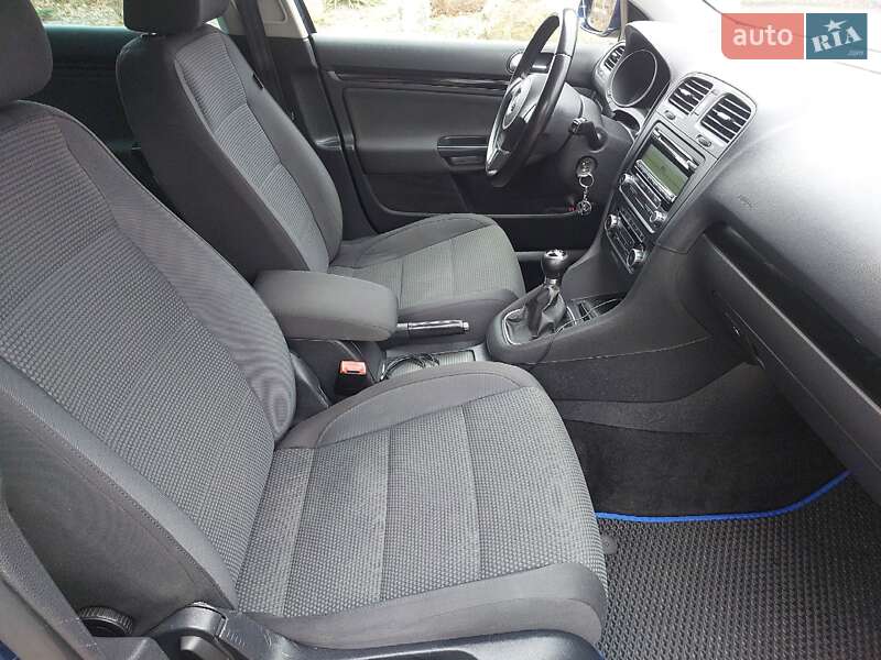 Универсал Volkswagen Golf 2010 в Хотине
