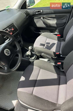 Хэтчбек Volkswagen Golf 2000 в 