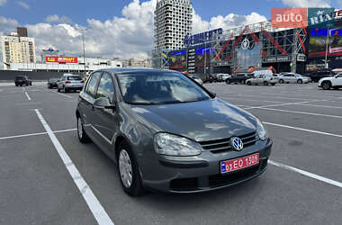 Хэтчбек Volkswagen Golf 2004 в 