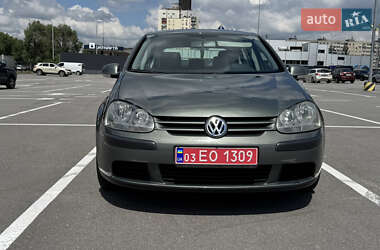Хэтчбек Volkswagen Golf 2004 в 