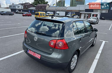 Хэтчбек Volkswagen Golf 2004 в 
