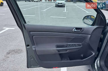 Хэтчбек Volkswagen Golf 2004 в 