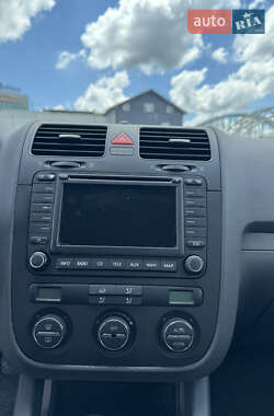 Хэтчбек Volkswagen Golf 2004 в 