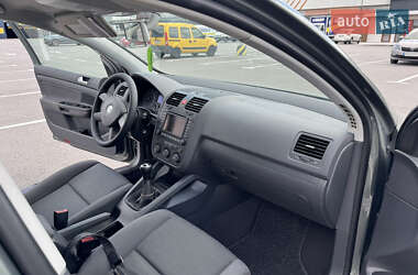 Хэтчбек Volkswagen Golf 2004 в 