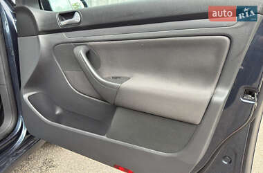Хэтчбек Volkswagen Golf 2009 в 
