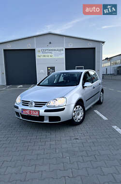 Хэтчбек Volkswagen Golf 2005 в 