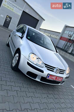 Хэтчбек Volkswagen Golf 2005 в 