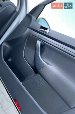 Хэтчбек Volkswagen Golf 2005 в 