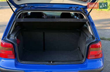 Хетчбек Volkswagen Golf 2000 в 
