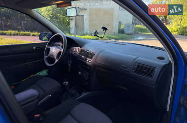 Хетчбек Volkswagen Golf 2000 в 