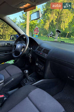 Хетчбек Volkswagen Golf 2000 в 