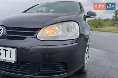 Хэтчбек Volkswagen Golf 2005 в 