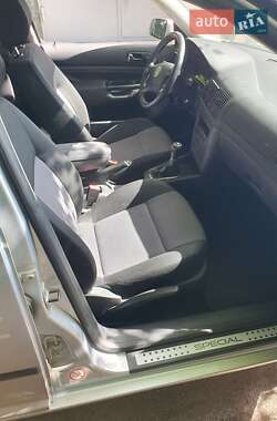 Хэтчбек Volkswagen Golf 2003 в 