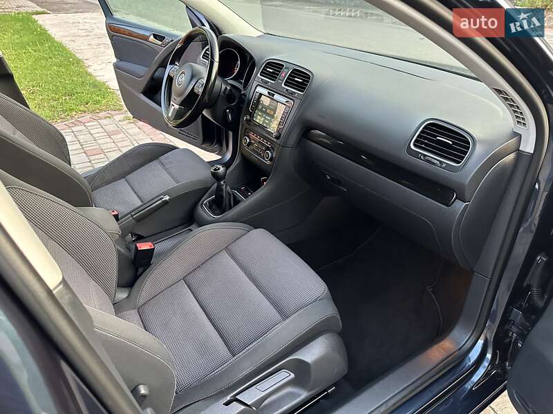 Хэтчбек Volkswagen Golf 2009 в Днепре