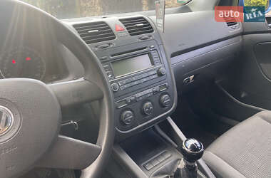Хетчбек Volkswagen Golf 2005 в 