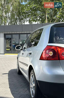 Хэтчбек Volkswagen Golf 2005 в 