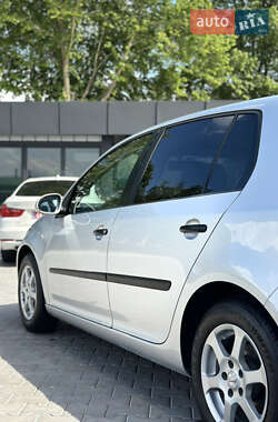 Хэтчбек Volkswagen Golf 2005 в 