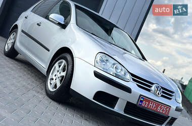 Хэтчбек Volkswagen Golf 2005 в 