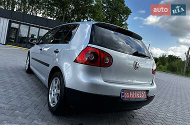 Хэтчбек Volkswagen Golf 2005 в 