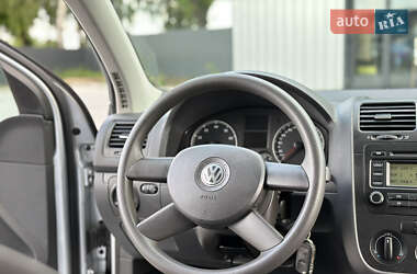 Хэтчбек Volkswagen Golf 2005 в 