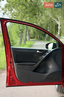 Хэтчбек Volkswagen Golf 2010 в 