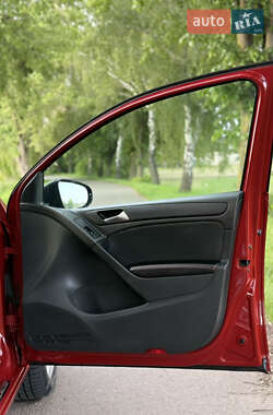 Хэтчбек Volkswagen Golf 2010 в 