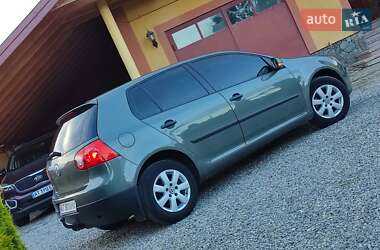 Хэтчбек Volkswagen Golf 2004 в 