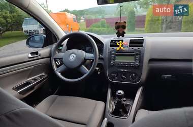 Хэтчбек Volkswagen Golf 2004 в 