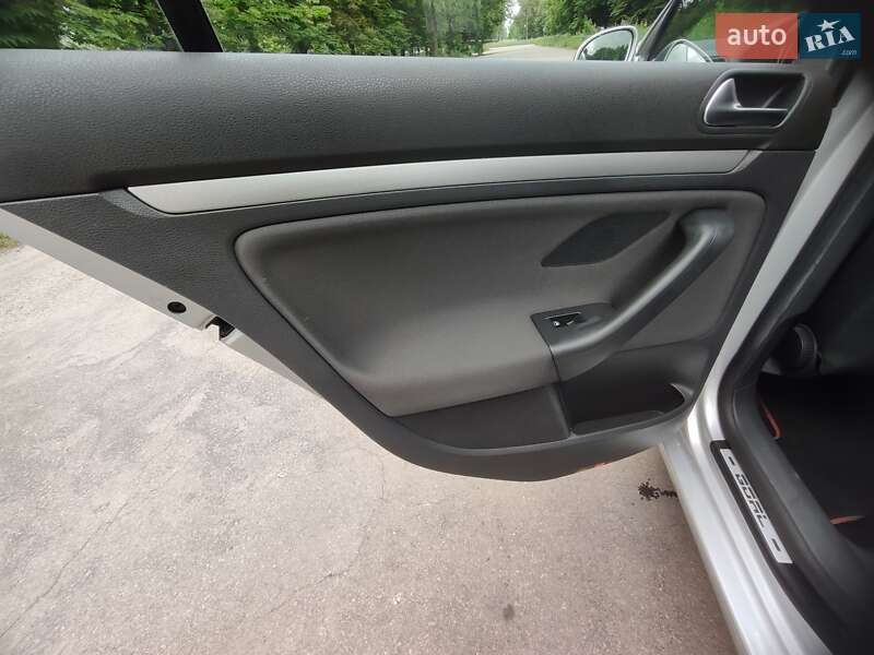 Хетчбек Volkswagen Golf 2006 в Жовтих Водах
