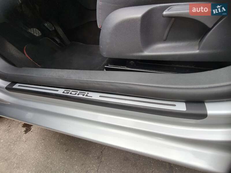 Хетчбек Volkswagen Golf 2006 в Жовтих Водах
