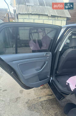 Хэтчбек Volkswagen Golf 2005 в 