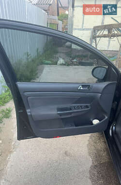 Хэтчбек Volkswagen Golf 2005 в 