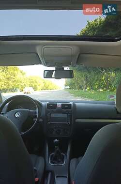 Хэтчбек Volkswagen Golf 2005 в 