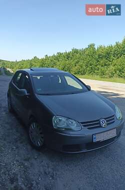Хэтчбек Volkswagen Golf 2005 в 