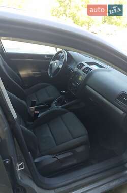 Хэтчбек Volkswagen Golf 2005 в 
