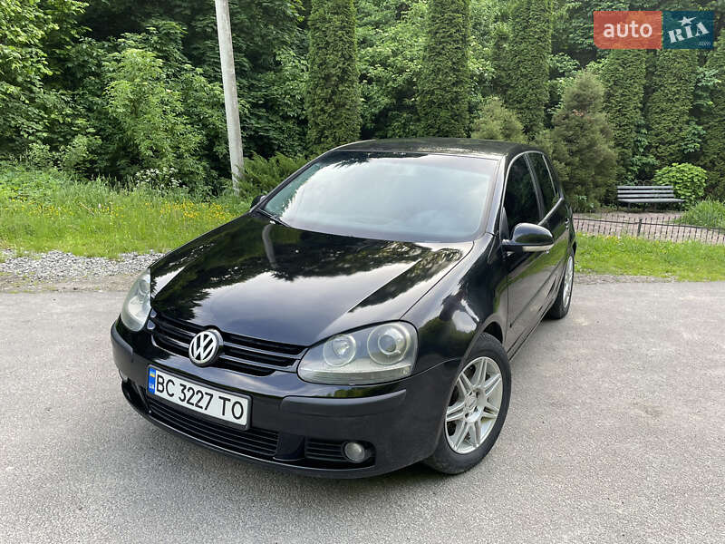 Хэтчбек Volkswagen Golf 2004 в 