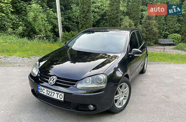 Хэтчбек Volkswagen Golf 2004 в 