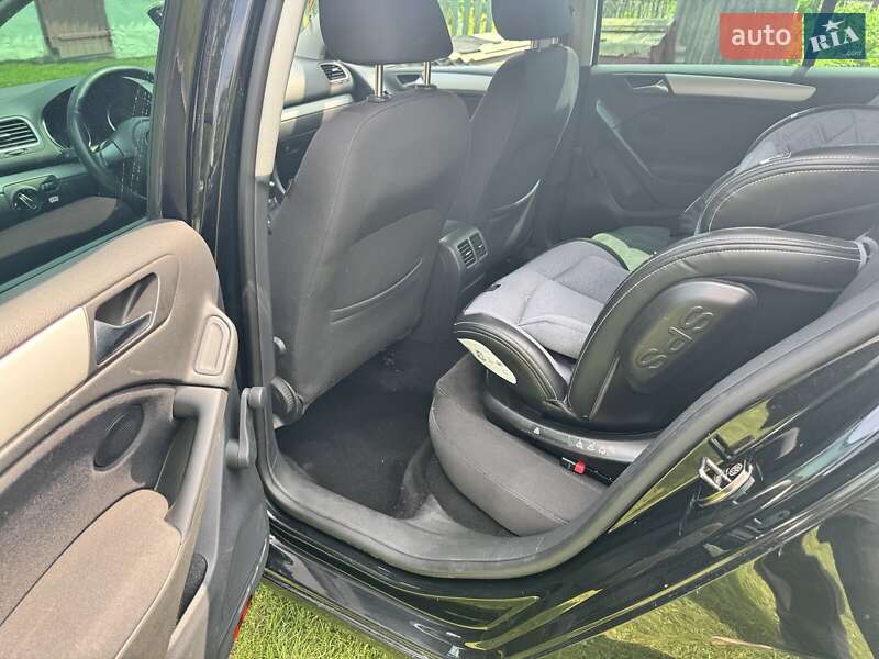 Хэтчбек Volkswagen Golf 2010 в Турийске