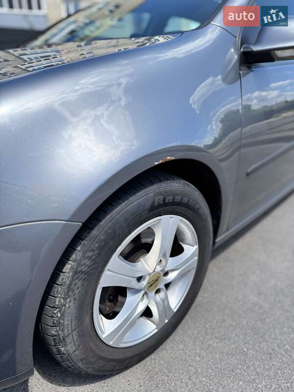 Хетчбек Volkswagen Golf 2005 в Калинівці