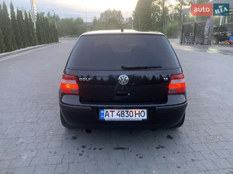 Хэтчбек Volkswagen Golf 2002 в Надворной