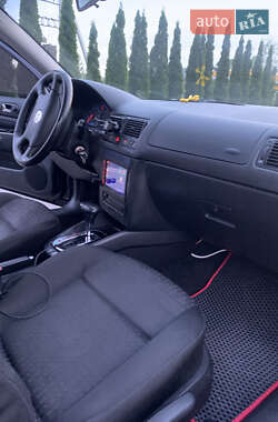 Хэтчбек Volkswagen Golf 2002 в 