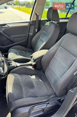 Хэтчбек Volkswagen Golf 2010 в 