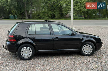 Хэтчбек Volkswagen Golf 2000 в 