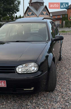 Хэтчбек Volkswagen Golf 2000 в 