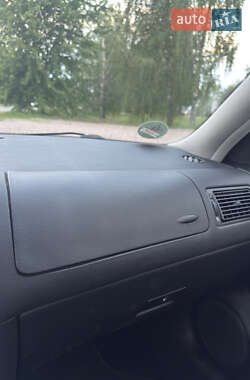Хэтчбек Volkswagen Golf 2000 в 