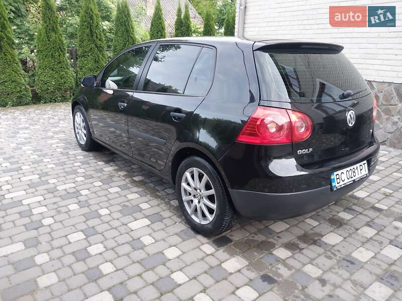 Хэтчбек Volkswagen Golf 2005 в Ходорове